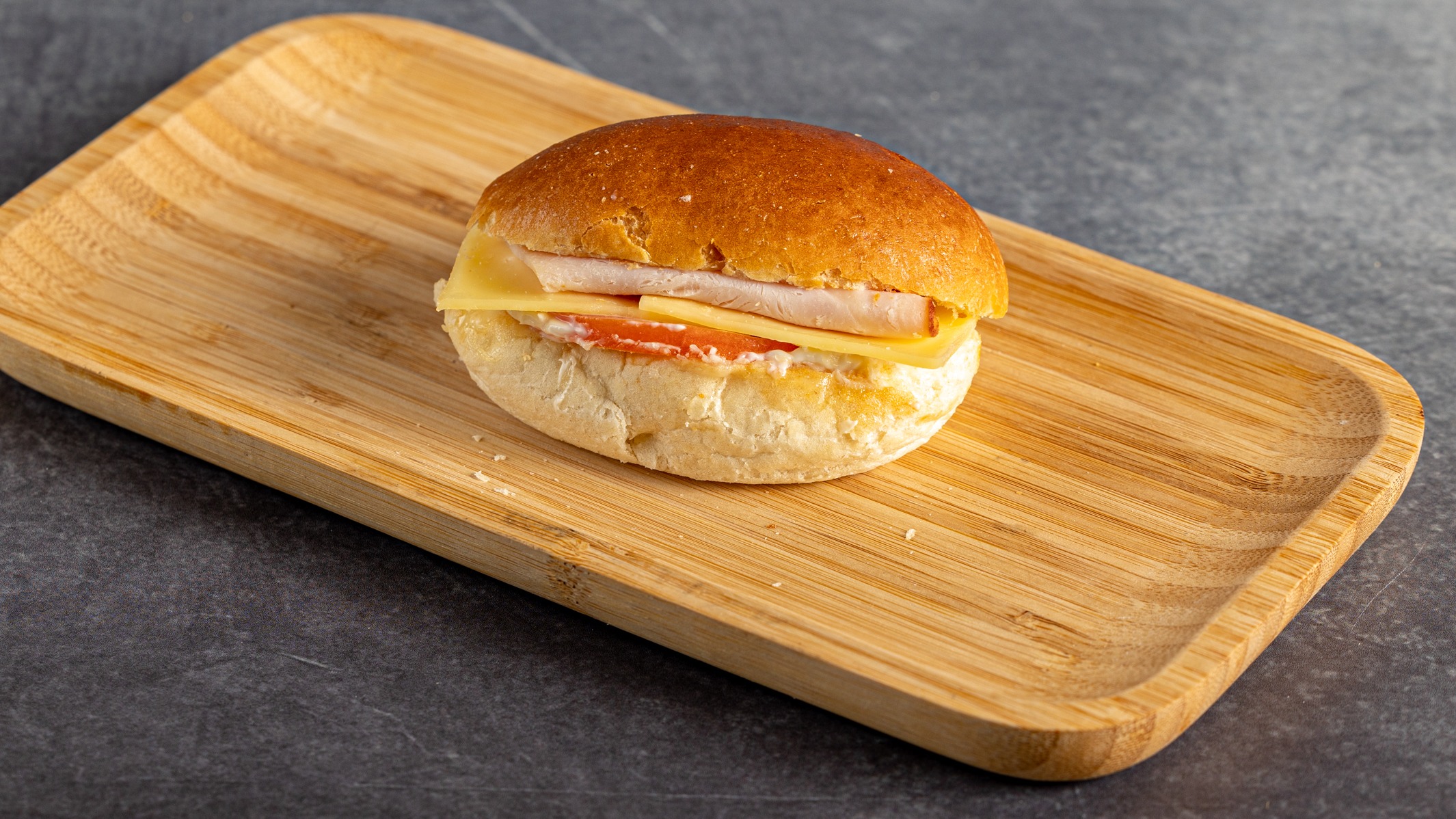 Brioche mini sandwich γαλοπούλα-ντομάτα